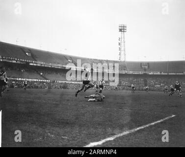 Feyenoord against VVV. Goalkeeper Swinels dives about Cor van der Gijp Date: December 10, 1961 Personal name: Cor van der Gijp Institution name: Feyenoord, VVV Stock Photo