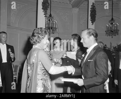 Gala concert in the Concertgebouw for the 75th anniversary, Bernard Haitink offers Queen Juliana a gramophone record Date: 1 October 1962 Location: Amsterdam, Noord-Holland Keywords: conductors, gramophone records, queens Personal name: Haitink, Bernard, Juliana (queen Netherlands) Stock Photo