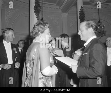 Gala concert in the Concertgebouw for the 75th anniversary, Bernard Haitink in conversation with queen Juliana Date: 1 October 1962 Location: Amsterdam, Noord-Holland Keywords: conductors, queens Personal name: Haitink, Bernard, Juliana (queen Netherlands) Stock Photo