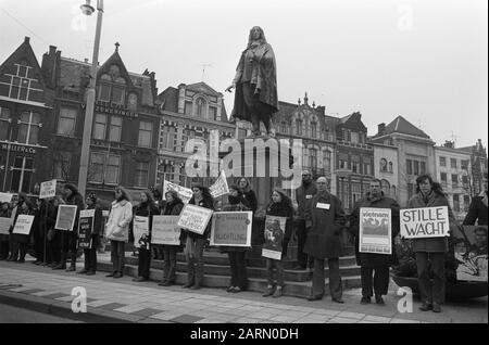 Vietnam demonstration in The Hague, silent guard by statue of Johan de Witt Date: January 20, 1973 Location: The Hague, Zuid-Holland Keywords: Statues, demonstrations