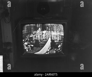 Marriage Princess Alexandra of Kent with Angus Ogilvy [photo from TV] Date: April 24, 1963 Keywords: marriages, princesses Personal name: Alexandra princess, Ogilvy Angus Stock Photo