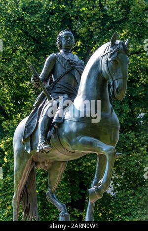 View of the Franz Stephan von Lothringen Statue in the Burggarten park Stock Photo