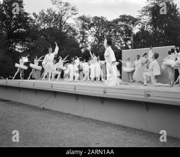 Vondelparkfeesten 1963 opened with a performance of Het Nationale Ballet conducted by Sonia Gaskell, performance of the ballet Suite and Blanc Date: 4 June 1963 Location: Amsterdam, Noord-Holland Keywords: ballet, performances Stock Photo