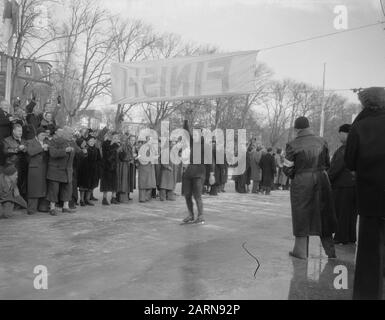 Elfstedentocht 1954 Jeen van den Berg is honoured Date: 3 February 1954 ...