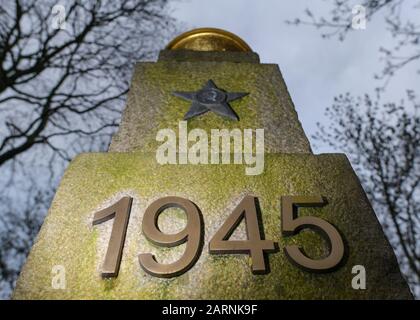 Seelow, Germany. 29th Jan, 2020. The year 1945 is written on a memorial stone at the Soviet war cemetery, the Seelower Höhen Memorial. Shortly before the end of the Second World War, tens of thousands of soldiers and civilians died in the Battle of Seelower Heights east of Berlin in the biggest battle of the Second World War on German soil. Credit: Patrick Pleul/dpa-Zentralbild/ZB/dpa/Alamy Live News Stock Photo