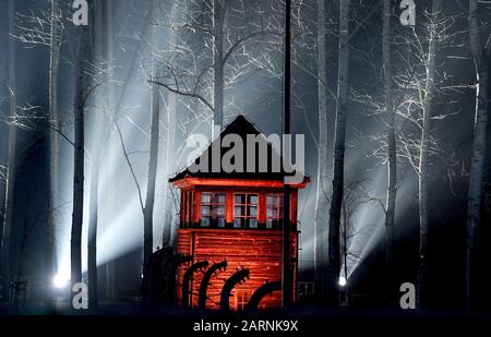 Oswiecim, Poland. 27th Jan, 2020. Light installation during the commemoration of the 75th anniversary of the liberation of the former German concentration camp Auschwitz. Credit: Britta Pedersen/dpa-Zentralbild/ZB/dpa/Alamy Live News Stock Photo