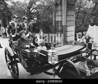 Rijtour queen Juliana and Prins Bernhard Den Haag Date: September 17, 1957 Location: The Hague, South Holland Keywords: Queen, Riding tours Personal name: Bernhard, prince, Juliana (queen Netherlands), Juliana, queen Stock Photo
