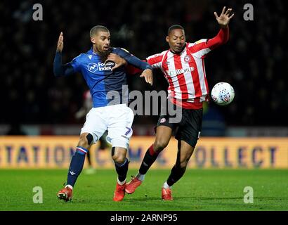 Nottingham Forest's Lewis Grabban (left) and Brentford's Ethan Pinnock during the Sky Bet Championship match at Griffin Park, Brentford. Stock Photo