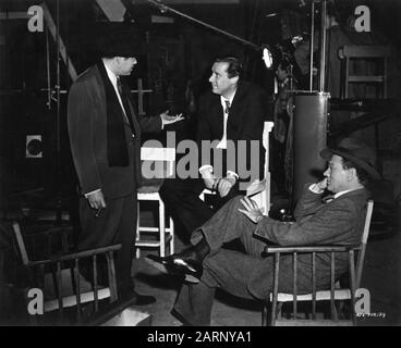 ORSON WELLES as Harry Lime Director CAROL REED and JOSEPH COTTEN as Holly Martins on set candid at London Film Studios Shepperton England during filming of THE THIRD MAN 1949 screenplay GRAHAM GREENE producer ALEXANDER KORDA London Film Productions / British Lion Film Corporation Stock Photo