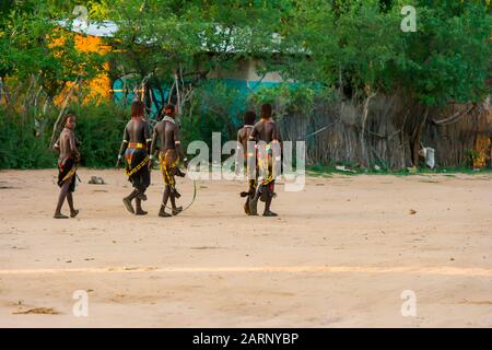 Hamer tribal people crossing the road in Dimeka village, Omo river valley, Ethiopia Stock Photo