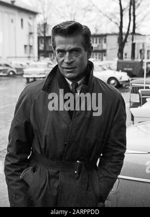 Der Schauspieler George Nader bei Dreharbeiten zu einem Jerry Cotton Film in Hamburg, Deutschland 1960er Jahre. Actor George Nader at the set of one of the Jerry Cotton movies at Hamburg, Germany 1960s. Stock Photo