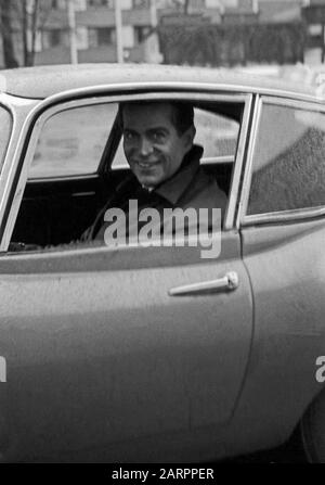 Der Schauspieler George Nader bei Dreharbeiten zu einem Jerry Cotton Film in Hamburg, Deutschland 1960er Jahre. Actor George Nader at the set of one of the Jerry Cotton movies at Hamburg, Germany 1960s. Stock Photo