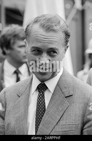 Ernst Albrecht, deutscher Politiker und Ministerpräsident von Niedersachsen, in Hamburg, Deutschland um 1984. German politician and prime minister of Bundesland Niedersachsen, Ernst Albrecht, at Hamburg, Germany around 1984. Stock Photo