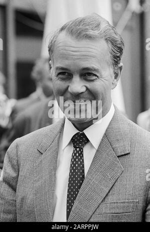 Ernst Albrecht, deutscher Politiker und Ministerpräsident von Niedersachsen, in Hamburg, Deutschland um 1984. German politician and prime minister of Bundesland Niedersachsen, Ernst Albrecht, at Hamburg, Germany around 1984. Stock Photo