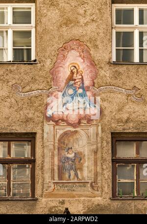 Virgin Mary with Jesus and court dwarf Thomele mural, dated 1566, on building at Stiftgasse, Old Town in Innsbruck, Tyrol, Austria Stock Photo