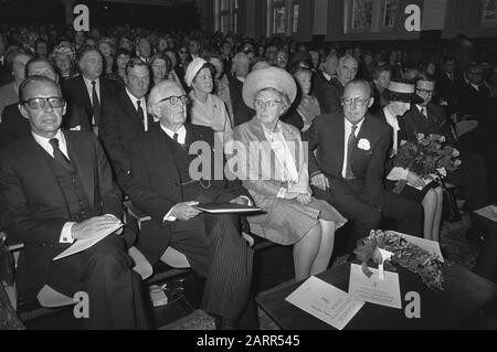 Award ceremony of the Erasmus Prize 1972 in the auditorium of the Royal Institute for the Tropics in Amsterdam  Award ceremony by Prince Bernhard to the Swiss psychologist professor Jean Piaget (l), in the presence of Queen Juliana Date: 7 June 1972 Location: Amsterdam, Noord-Holland Keywords: professors, queens, awards, princes, scientific prizes Personal name: Bernhard (prince Netherlands), Juliana (queen Netherlands), Piaget, Jean