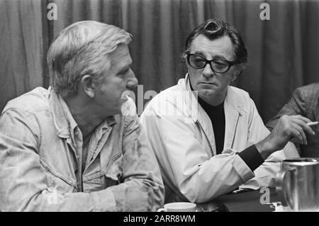Robert Mitchum (right) and Leslie Nielsen give press conference in Amsterdam Hilton about film The Amsterdam Kill Annotation: Working title film was Sudden Death Date: October 1, 1976 Location: Amsterdam, Noord-Holland Keywords: actors, films, movie stars, press conferences Personal name: Mitchum Robert, Nielsen Leslie Stock Photo