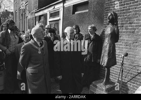 Reveal by mayor Samkalden of the statue of Anne Frank at the Westermarkt in Amsterdam  Samkalden and Otto Frank (father of Anne) at the statue Annotation: The statue is a design by Mari Andriessen Date: 14 March 1977 Location: Amsterdam, Noord-Holland Keywords: sculpture, mayors, revelations, war monuments, statues Personal name: Frank, Otto, Samkalden, Ivo Stock Photo