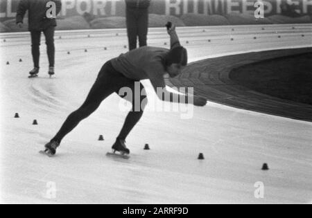 Skating competitions in Heerenveen om Gouden Skate, nr. 10 Co Giling in action, nr. 11 Jan Bols in action Date: 18 December 1971 Location: Friesland, Heerenveen Keywords: RATES, skating , sport Personname: Bols, Jan, Co Giling Stock Photo