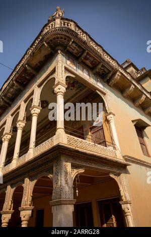 India, Rajasthan, Shekhawati, Nawalgarh, pillared facade of Parasrampuria Heritage Haveli Stock Photo