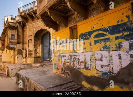 India, Rajasthan, Shekhawati, Nawalgarh, painted advertisement on Haveli wall Stock Photo