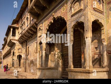 India, Rajasthan, Shekhawati, Nawalgarh, decoratively painted Haveli doorways Stock Photo