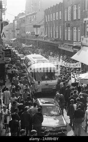 High school students Eindhoven demonstrate against using hei at Oirschot as training area tanks Date: September 9, 1969 Location: Eindhoven Keywords: SCHOLIER, demonstrations, training grounds Stock Photo