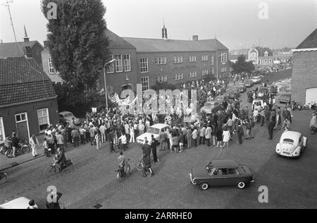 High school students Eindhoven demonstrate against using hei at Oirschot as training area tanks Date: September 9, 1969 Location: Eindhoven, Oirschot Keywords: SCHOLIER, demonstrations, training grounds Stock Photo