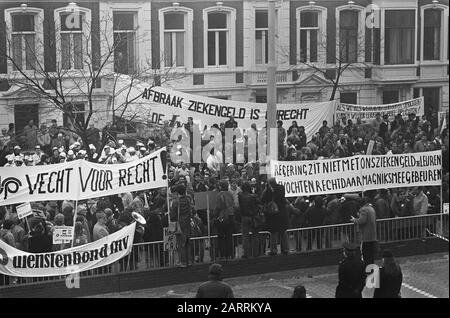 SER on the design advice on avoidable absenteeism due to illness and disability Dem. voor SER-gebouw Date: February 12, 1982 Location: Den Haag, Zuid-Holland Keywords: Demonstration Setting name: SER Stock Photo