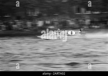 Speedboat race Three hours from Amsterdam on the Amstel, the winning boat of Cees van der Velden and Bill Seebold in action Date: September 23, 1973 Keywords: speedboat races Personal name: Amstel, Cees van der Velden Stock Photo