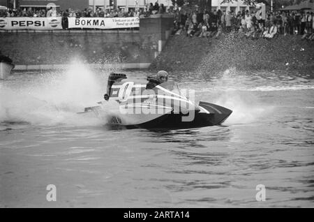 Speedboat race Three hours from Amsterdam on the Amstel, the winning boat of Cees van der Velden and Bill Seebold in action Date: September 23, 1973 Keywords: speedboat races Personal name: Amstel, Cees van der Velden Stock Photo