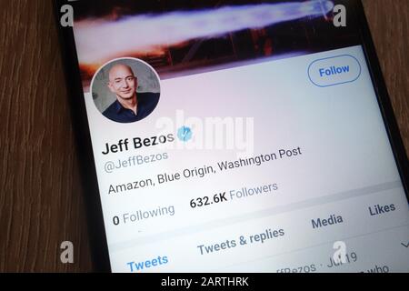 Jeff Bezos Twitter account displayed on a modern smartphone Stock Photo