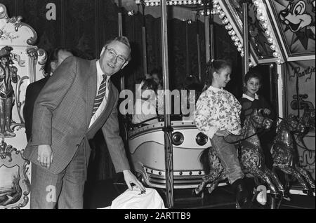 Congress Fair Holders in Amsterdam  State Secretary van Zeil opens congress by merry-go-round Date: 23 January 1986 Location: Amsterdam, Noord-Holland Keywords: conferences, fairs, openings, State secretaries Personal name: Zeil, Piet van Stock Photo