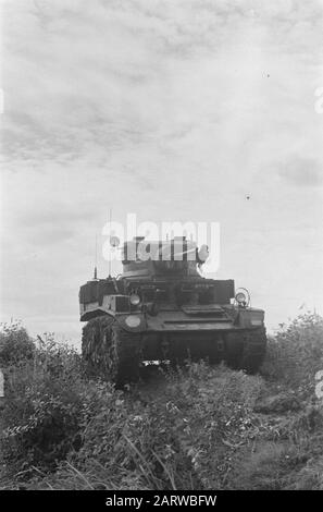 Recordings armored cars [Stuart tanks Squadron Fighters KNIL] Group ...