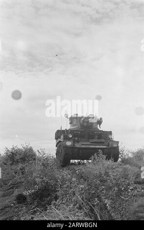 Recordings armored cars [Stuart tanks Squadron Fighters KNIL] Group ...