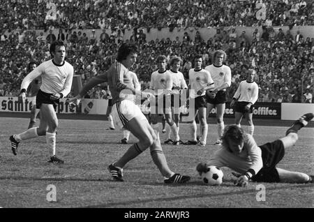 Soccer interland West Germany-Netherlands 1-1  Suurbier in duel with goalkeeper Maier Date: 17 May 1975 Location: Germany, Frankfurt Keywords: goalkeepers, international, players, sport, football Personal name: Maier, Sepp, Suurbier, Wim Stock Photo