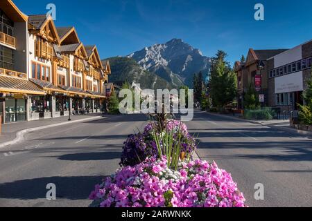 Banff Avenue backed by Cascade Mountain, Banff, Canadian Rockies, Alberta, Canada Stock Photo