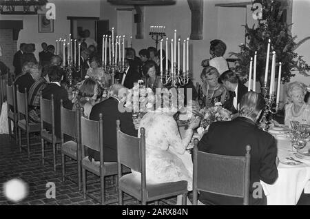 Government dinner t.g.v. the wedding of Princess Christina and Jorge Guillermo lock Loevestein  During dinner, left Prime Minister Den Uyl in conversation with Princess Christina, on the other side of the table right minister Van Agt in conversation with Queen Juliana Date: 21 June 1975 Location: Gelderland, Poederoijen Keywords: queens, prime minister, ministers, princesses Personal name: Agt, Dries van, Christina, princess, Guillermo, Jorge, Juliana (queen Netherlands), Uyl, Joop den Institution name: Slot Loevestein Stock Photo