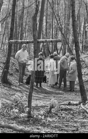 Former grave G. J. Heijn in the woods near Renkum Date: 10 april 1988 Location: Gelderland, Renkum Keywords: FORESTS, graves Person name: Heijn, Gerrit Jan Stock Photo