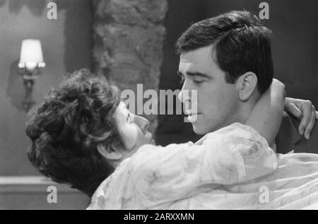 TV game ¨Mister Mazure¨. Shireen Stroker and Wim van den Heuvel Date: March 1, 1961 Keywords: actors, television dramas Personal name: Heuvel, Wim van den, Strooker, Shireen Stock Photo