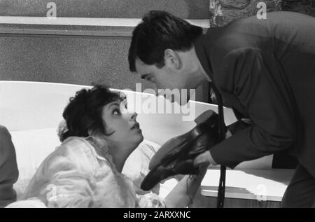 TV game ¨Mister Mazure¨. Wim van den Heuvel and Shireen Strooker Date: March 1, 1961 Keywords: actors, television dramas Personal name: Heuvel, Wim van den, Strooker, Shireen Stock Photo