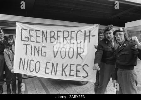 Two soldiers court-martial Arnhem for strike in Hohne (West Germany); Nico Bruijstens (with glasses) and Kees van Dijk with banner Date: June 13, 1974 Keywords: MITARIEN, Strikes Stock Photo