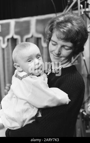 vPro television. An Idealist of Kaj Munk.6 month-old baby Rudy van Sprangen with his mother Date: 17 January 1963 Keywords: babies, television dramas Personal name: Sprgen, Rudy Stock Photo