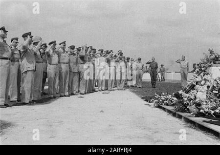 Honorary Field Tjililitan  U-brigade says goodbye to her dead. Attendees salute Date: 8 November 1946 Location: Batavia, Indonesia, Jakarta, Dutch East Indies Stock Photo