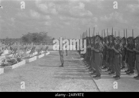 Honorary Field Tjililitan  U-brigade says goodbye to her dead. Honorary Date: 8 November 1946 Location: Batavia, Indonesia, Jakarta, Dutch East Indies Stock Photo