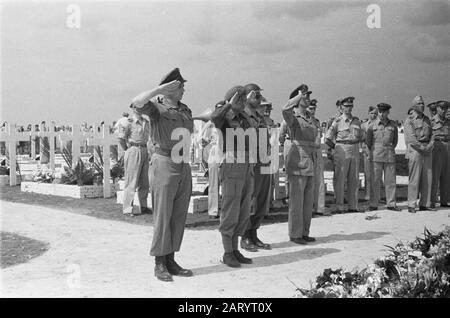 Honorary Field Tjililitan  U-brigade says goodbye to her dead. Saluting soldiers Date: 8 November 1946 Location: Batavia, Indonesia, Jakarta, Dutch East Indies Stock Photo