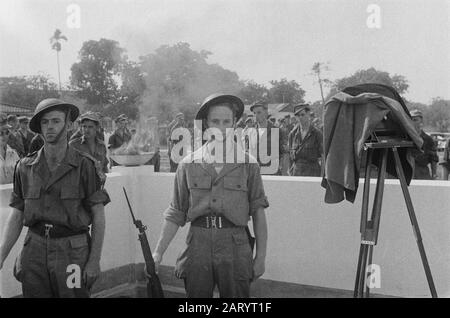 Honorary Field Tjililitan  U-brigade says goodbye to her dead. Two sentinels Date: 8 November 1946 Location: Batavia, Indonesia, Jakarta, Dutch East Indies Stock Photo