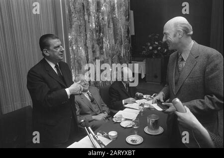 Award for the Dutch Journalism of the Lucas-Oomsfonds in hotel Hilton in Amsterdam. Paul van't Veer received his prize from chairman Mr. Lucas Datate: 8 December 1972 Location: Amsterdam, Noord-Holland Keywords: awards awards Personnel: Veer, Paul van't Stock Photo