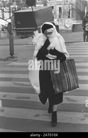 Thick wrapped woman in Amsterdam Date: January 15, 1987 Location: Amsterdam, Noord-Holland Keywords: WOMEN Stock Photo