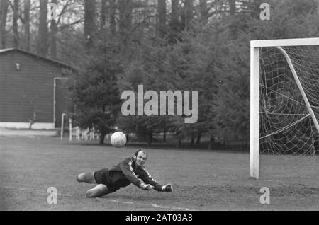 the team of Feijenoord trains in sports centre Zeist for the match against Legia-Warsaw  Goalkeeper Eddie Treytel in action in the goal Date: 14 april 1970 Location: Utrecht, Zeist Keywords: sports centers, football Personal Name: Treytel, Eddie Stock Photo